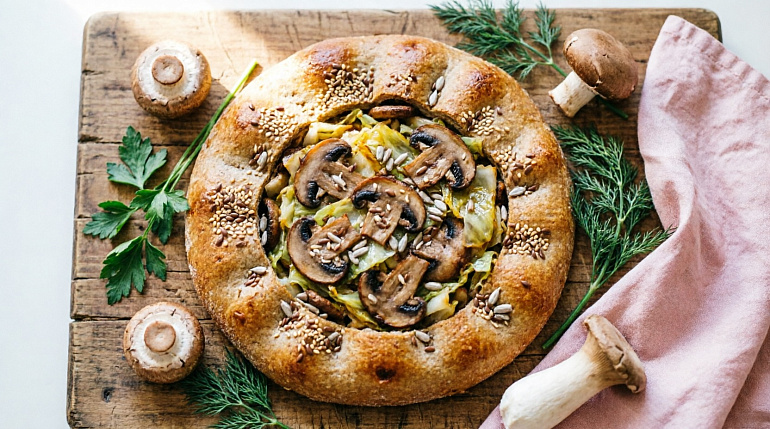 Цельнозерновая галета с грибами и капустой 